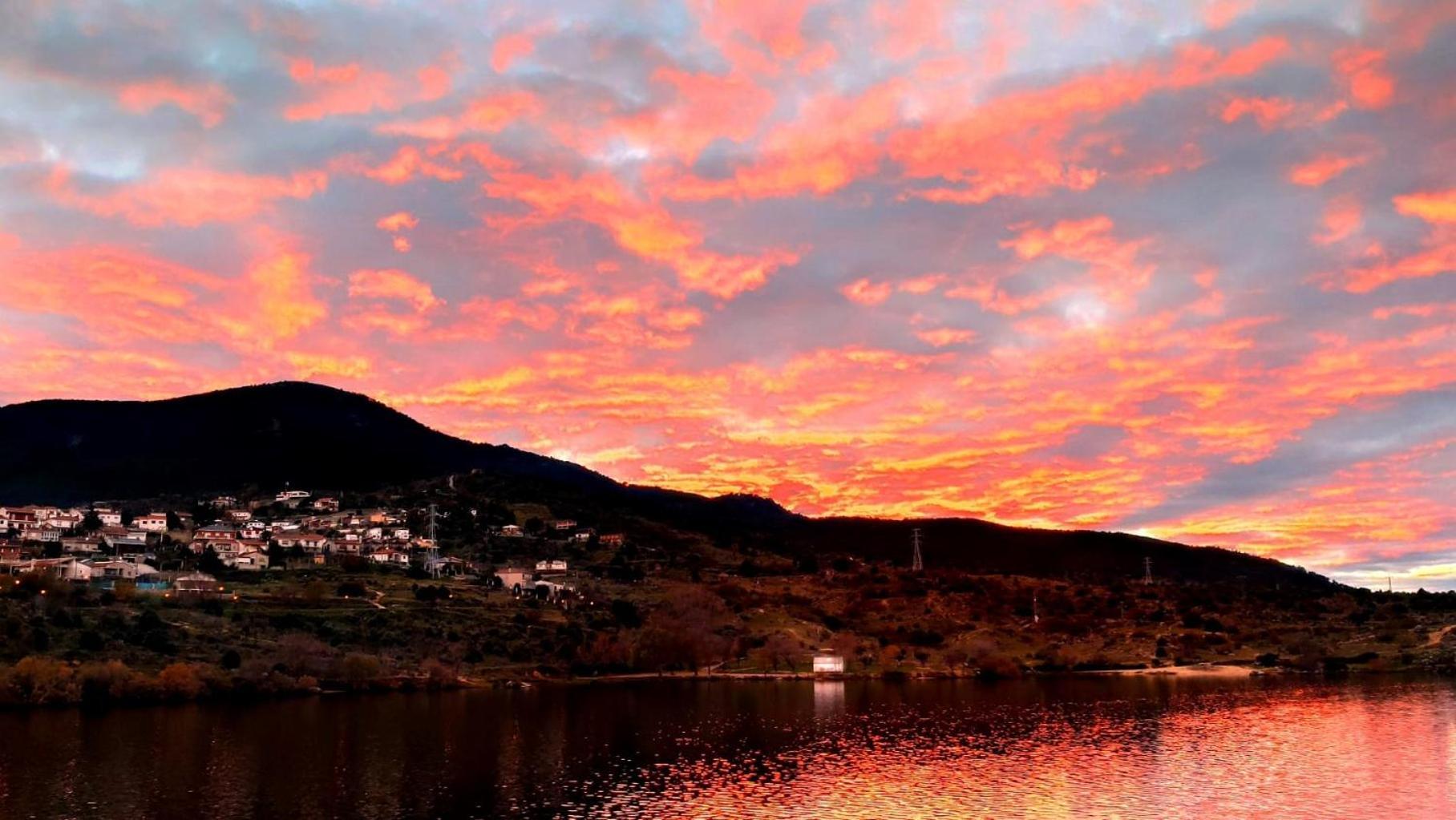 Ruralrut En El Tiemblo Precios Especiales A Partir De 7 Noches, Wifi, Cabina De Hidromasaje, Aire Acondicionado, Zonas De Bano Naturales Cercanas Эль-Тьембло Экстерьер фото